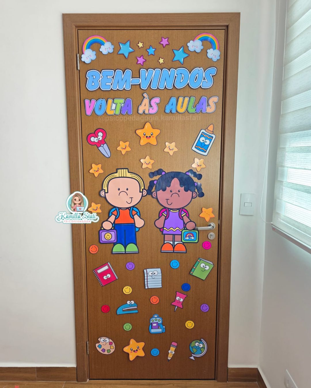 Decoração de porta volta às aulas arco-íris