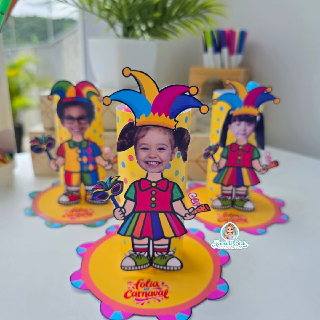 Mini folião de carnaval no rolinho